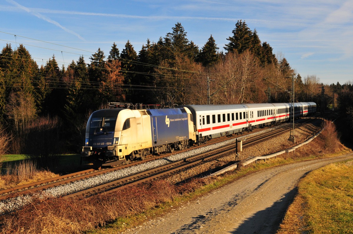 Wiener Lokalbahn Cargo ES 64 U2-24 (BR 182) mit dem IC von Berchtesgaden nach Hamburg am 26. Dezember 2015 bei Grabenstätt. 