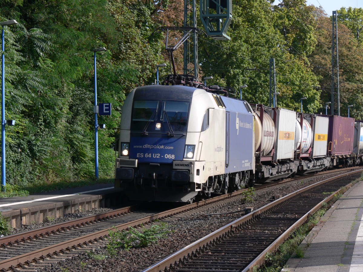 Wiener Lokalbahn mit ES64U2-068 vor einen Gterzug passiert am 22.09.2009 Remagen.