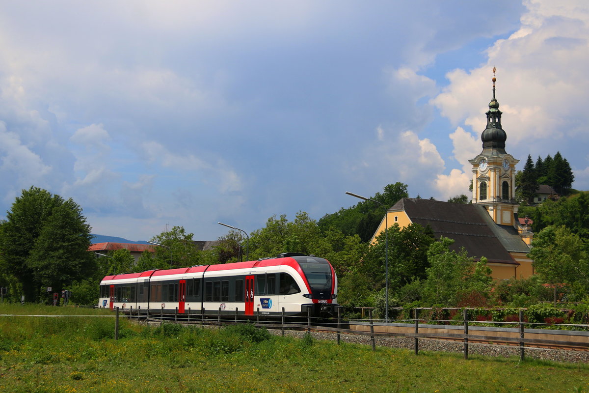 Wies Markt am 31.05.2017. 
Ein GTW 2/8 rollt in die Haltestelle ein 