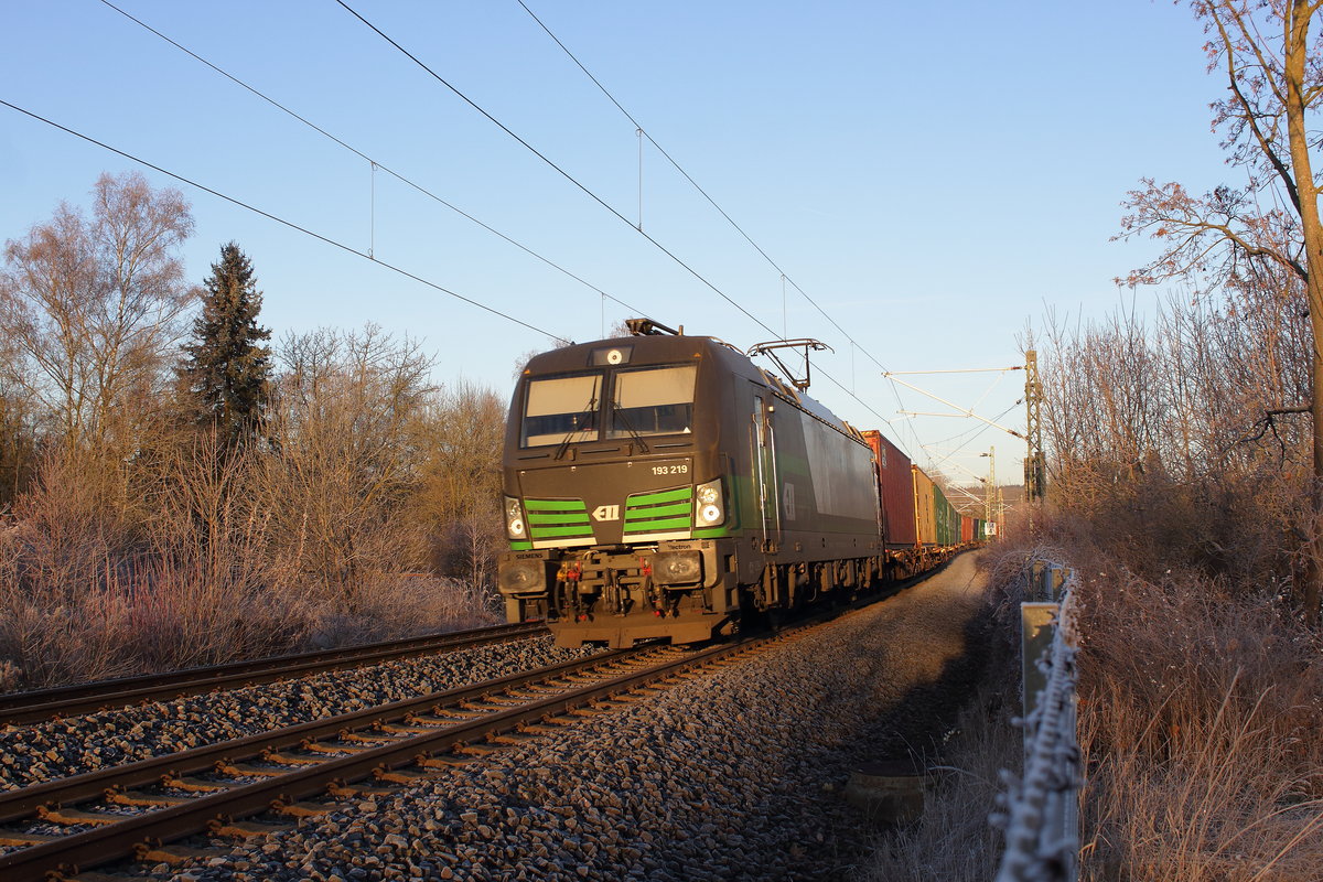 Wiesaucontainerzug 52711 mit ELL Vectron 193 219 auf Gegengleis bei Einfahrt Plauen. Gesehen am 3.12.2016 bei frostigem Sonnenaufgang. 