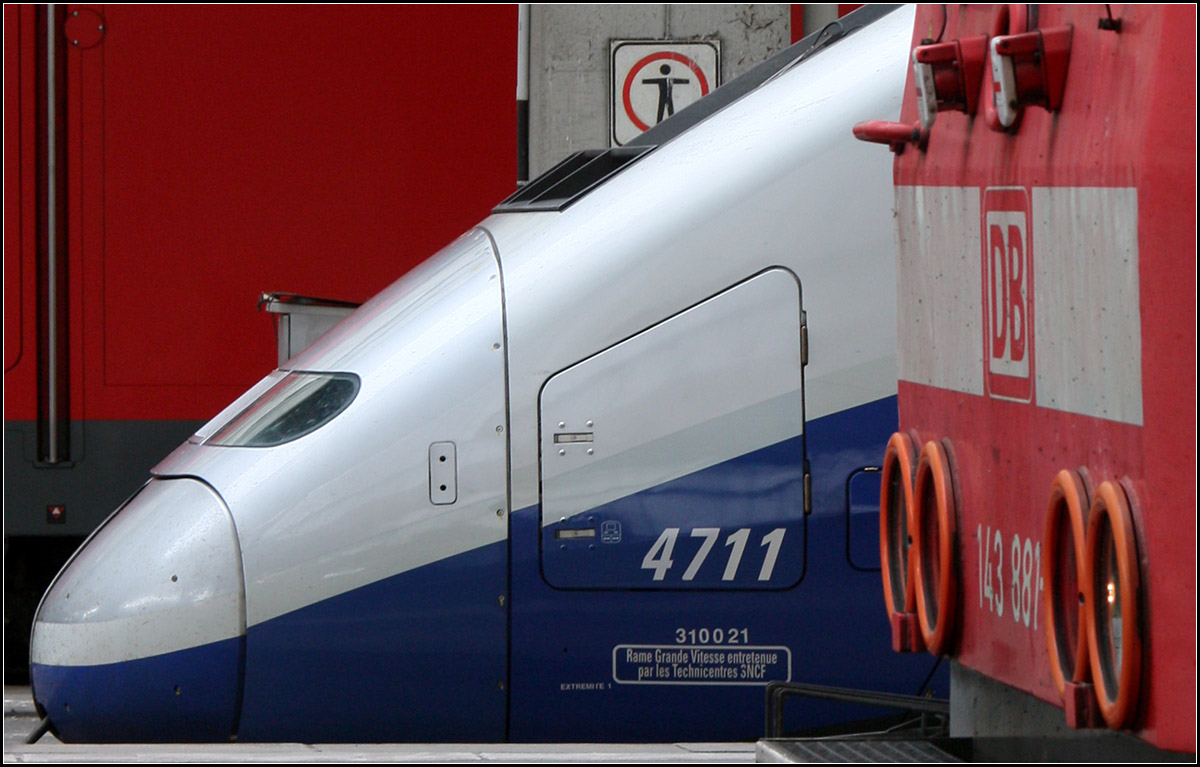 Windschnittig und eher nicht -

So unterschiedlich können Lokfronten sein. TGV-Duplex und eine Lok der Baureihe 143 im Hauptbahnhof Stuttgart.

31.05.2016 (M)