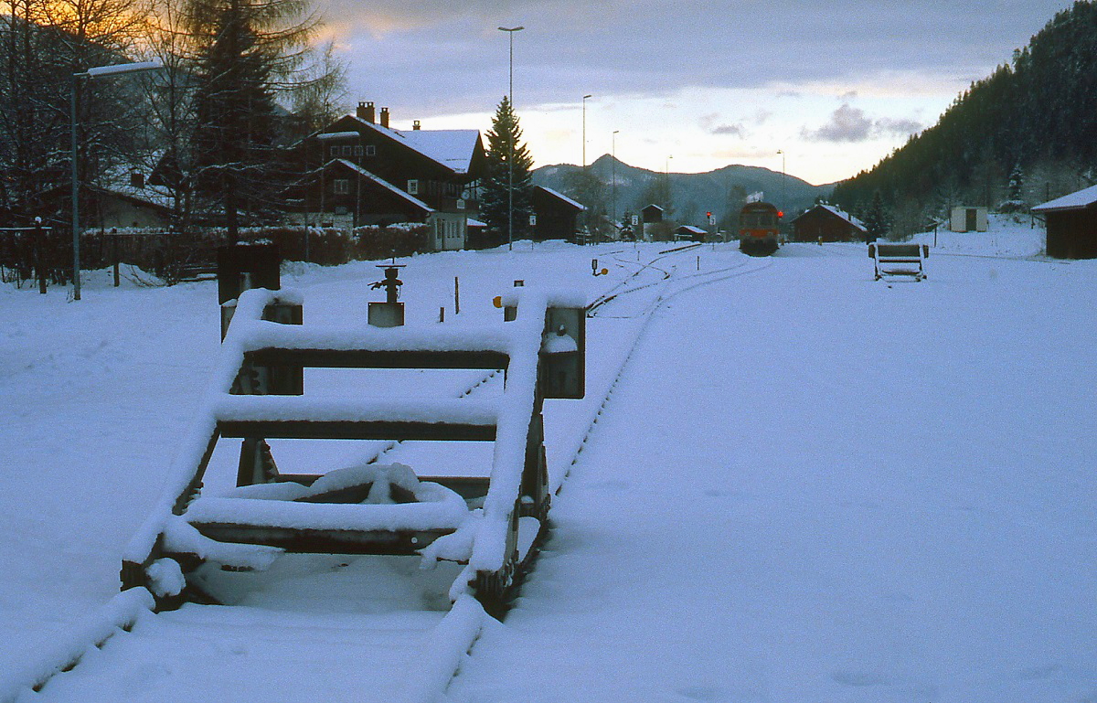Winter im Bayerischen Oberland 2: Abendruhe im Bahnhof Bayrischzell. Anfang Januar 1986 waren die Gleise fast noch vollständig vorhanden, heute sind die Gleise zurückgebaut und die Natur hat sich das Gelände zurückerobert.