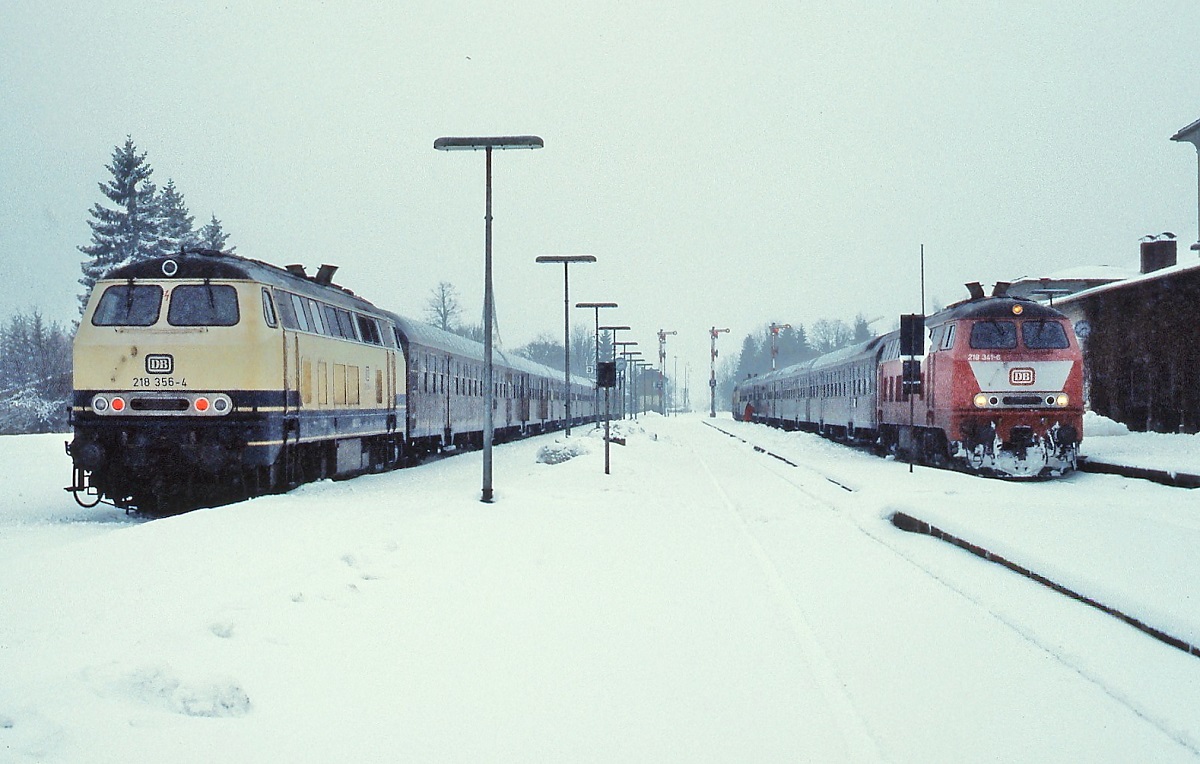 Winter im Bayerischen Oberland: Anfang Januar 1992 warten die beige-türkise 218 356-4 und die orientrote 218 341-6 im Kopfbahnhof Schliersee auf die Weiterfahrt nach Bayrischzell bzw. München