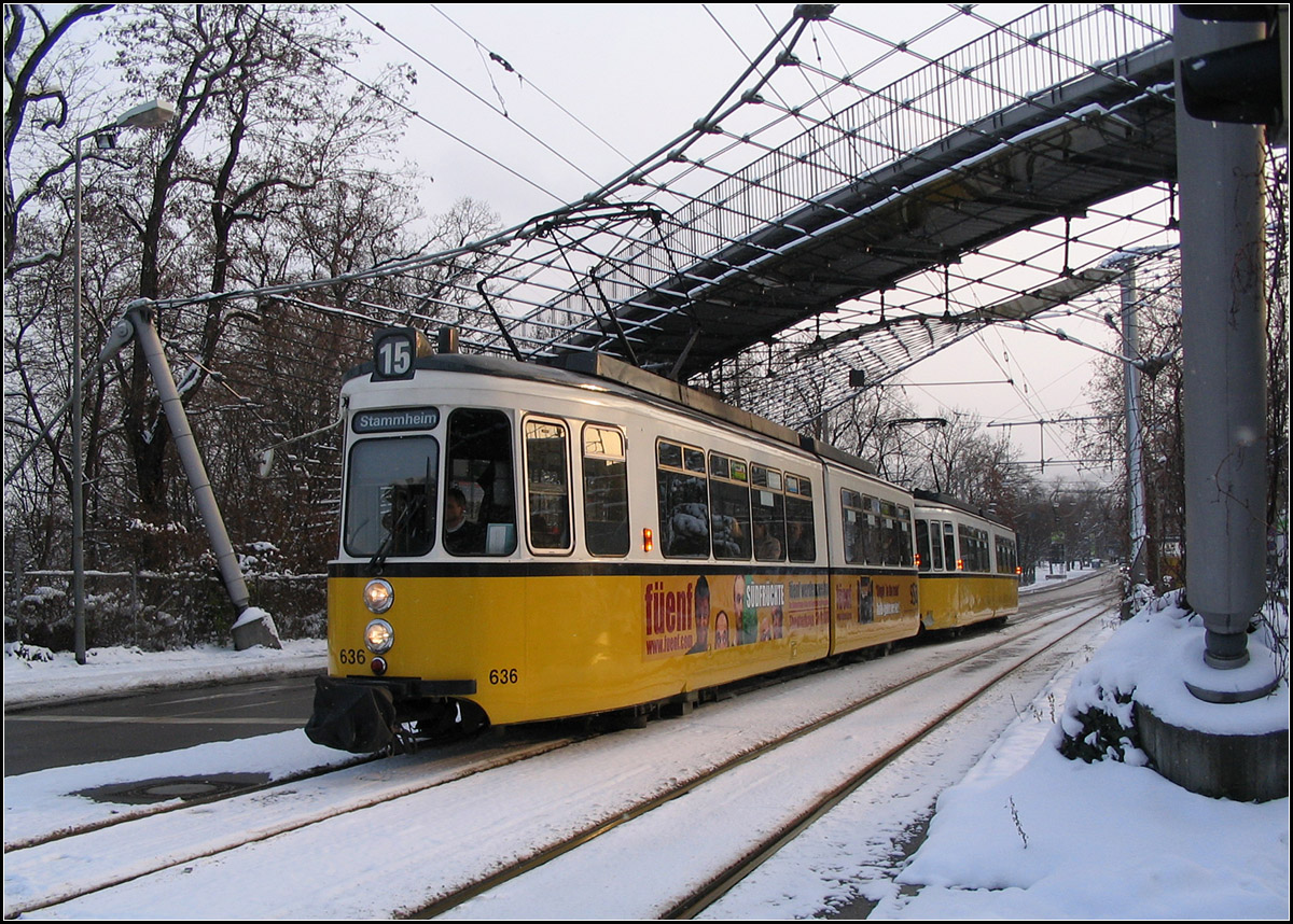 Winter in Stuttgart - 

Eine Straßenbahn der Linie 15 am Löwentor. 

29.12.2005 (J)