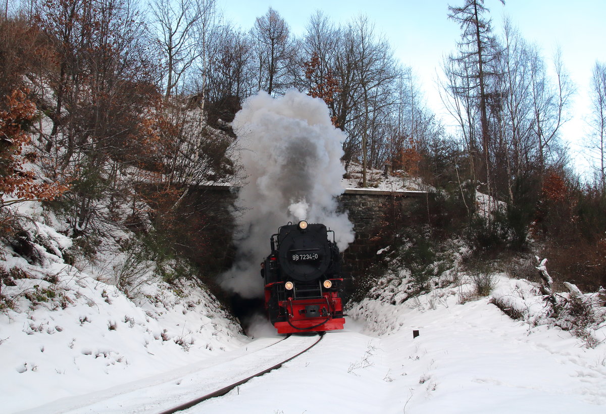 Winterdampf auf der Harzquerbahn. 99 7234 mit dem N8933 bei der Ausfahrt aus dem Thumkhulentunnel.

Thumkhulentunnel, 18. Dezember 2017
