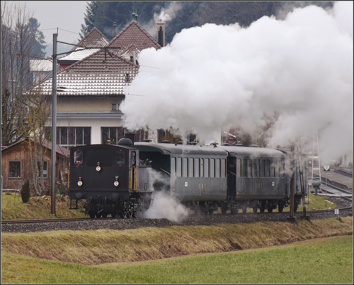 Winterdampf des Vereins Historische Emmentalbahn. Dampflok Ed 3/4 Nr. 2 der Solothurn-Münster-Bahn bei der Ausfahrt aus Affoltern/Weier. Mit im Gepäck hat sie zwei vierachsige Leichtstahlplattformwagen und einen K2. Februar 2018. 