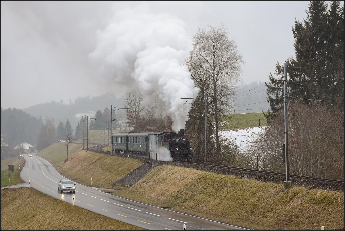 Winterdampf des Vereins Historische Emmentalbahn. Dampflok Ed 3/4 Nr. 2 der Solothurn-Münster-Bahn auf dem Bahnübergang bei Dürrenroth. Februar 2018.