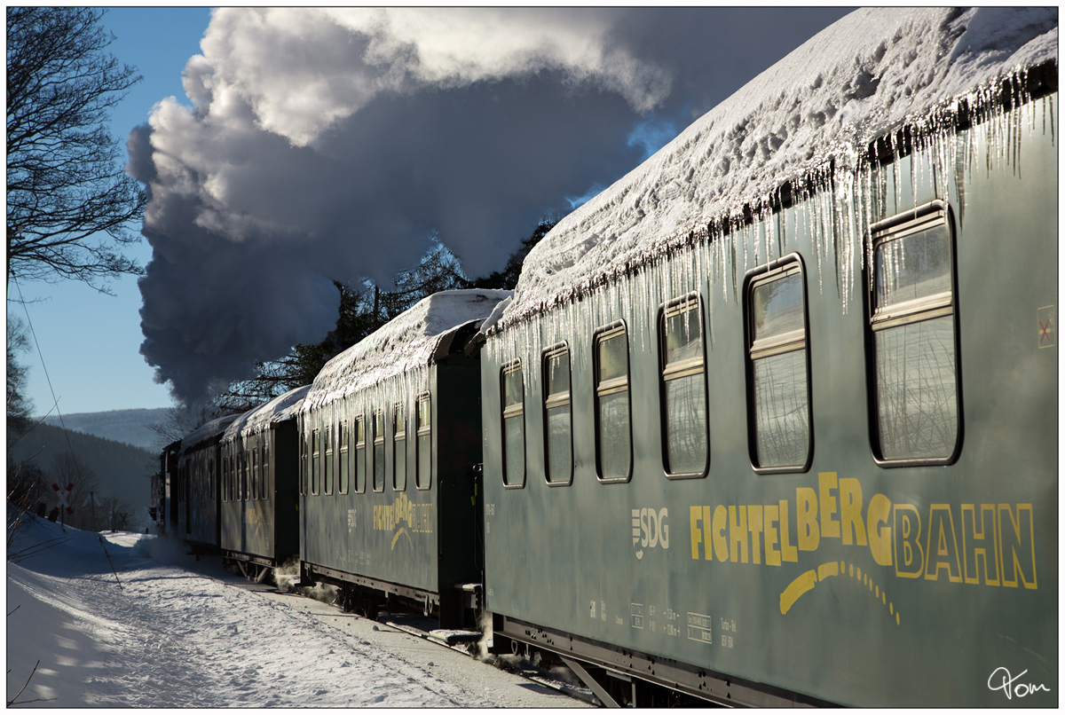 Winterdampf pur gab es auf der Fichtelbergbahn, als die VIIk 99 1794 mit dem P1003 von Cranzahl nach Kurort Oberwiesenthal unterwegs war.
Unterneudorf 31.01.2019