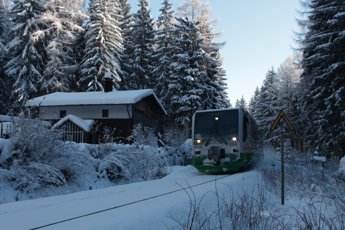 Winterlandschaft im oberen Vogtland mit der Vogtlandbahn nach . Aufgenommen am Morgen der 18.01.2016 nahe Schöneck. 