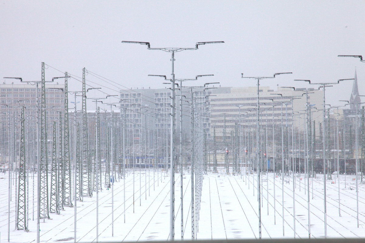 Winterlicher Teleblick auf den noch im  Winterschlaf  ruhenden Verschiebebahnhof Halle  (Saale)17.03.2018 12:20 Uhr. Gemeint ist die Zugbildungsanlage, welche im Jahre 2018 in Betrieb gehen soll. 