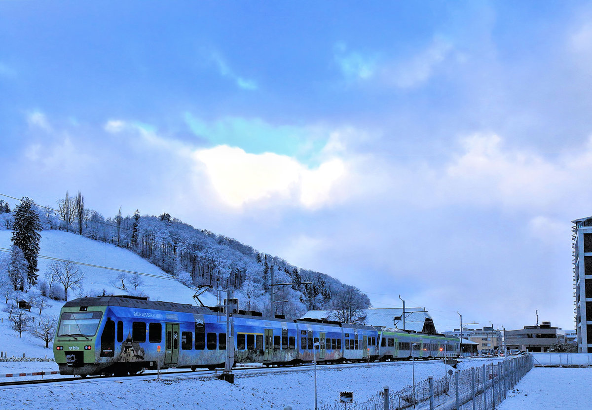 Wintermorgen in Wabern bei Bern: Zwei BLS NINA-Triebzüge, der hintere ist NINA 15 mit Werbung für den Gurten, den Berner Hausberg. 11.Februar 2019 