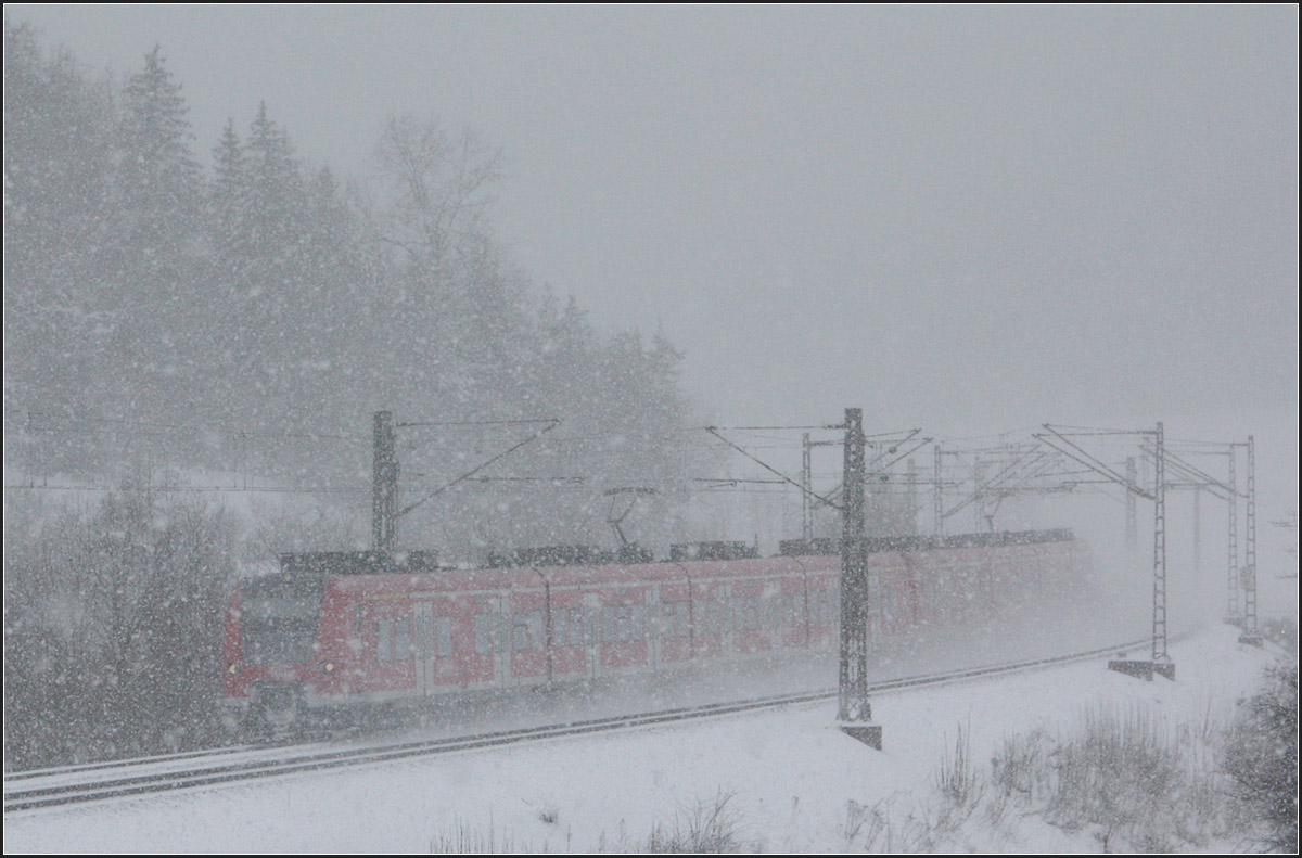 Winterwetter -

Bei heftigem Schneefall wird ein Triebwagen der Baureihe 425 als RB in Richtung Ulm gleich den Haltepunkt Urspring erreichen -

17.01.2016 (M)