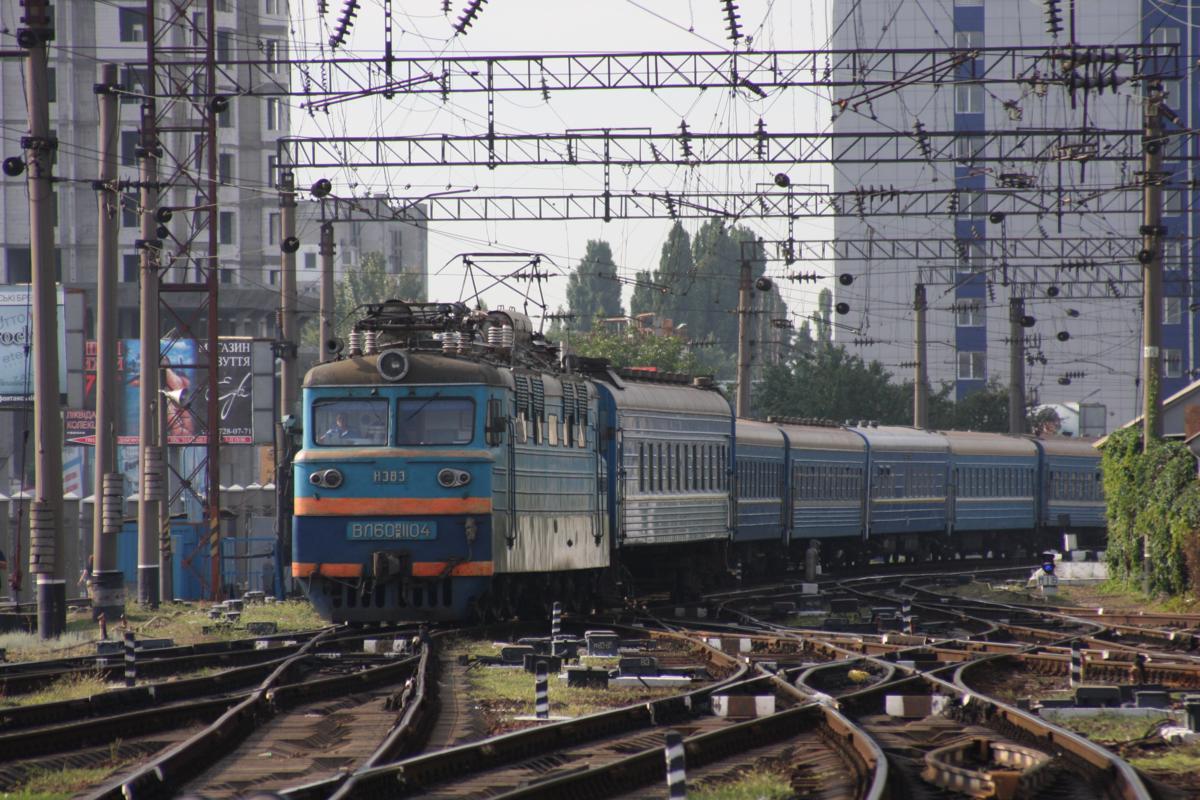 WL 60-1104 fährt am 2.9.2009 mit einem Schnellzug in den Hauptbahnhof von Odessa ein.