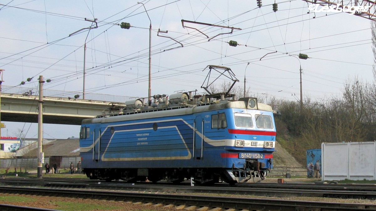 WL40u-1158-2 der Ukrainischen Bahn am Bahnhof in Chmelnyzkyj am 18.04.2011