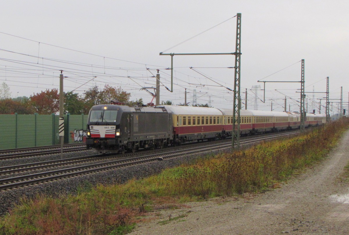 WLC X4 E - 606 mit dem  AKE-Rheingold  von Berlin Hbf nach Erfurt Hbf, am 17.10.2015 in Erfurt Azmannsdorf.