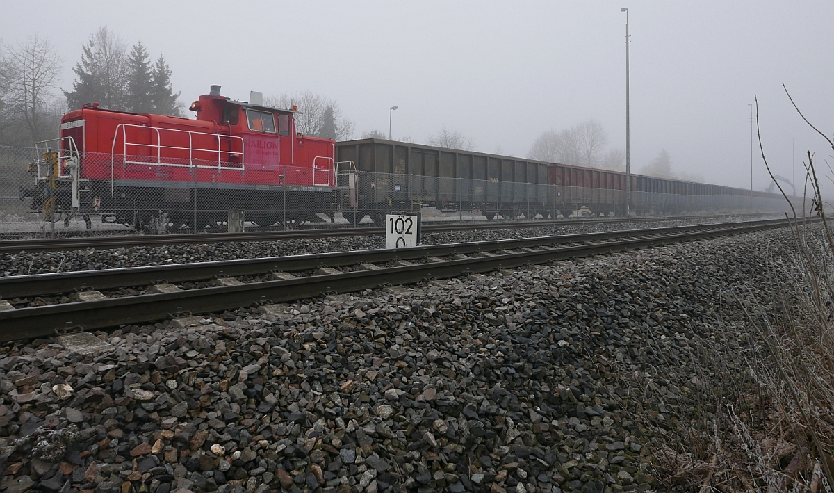 Wo früher die in Ulm-Donautal hergestellten Lkw auf die Bahn verladen wurden, wurde im Dezember Sand für die Neubaustrecke Stuttgart - Ulm von der Bahn auf Lkw verladen. Am 13.12.2016 hat 363 137-1 die mit Sand befüllten Wagen der Gattung Eanos nach Einsingen gezogen.