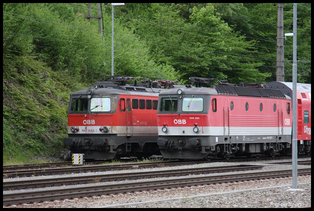 Wochenendruhe für 1142.686 und 1144.233 der ÖBB am 13.5.2017 im Bahnhof Kleinreifling.
