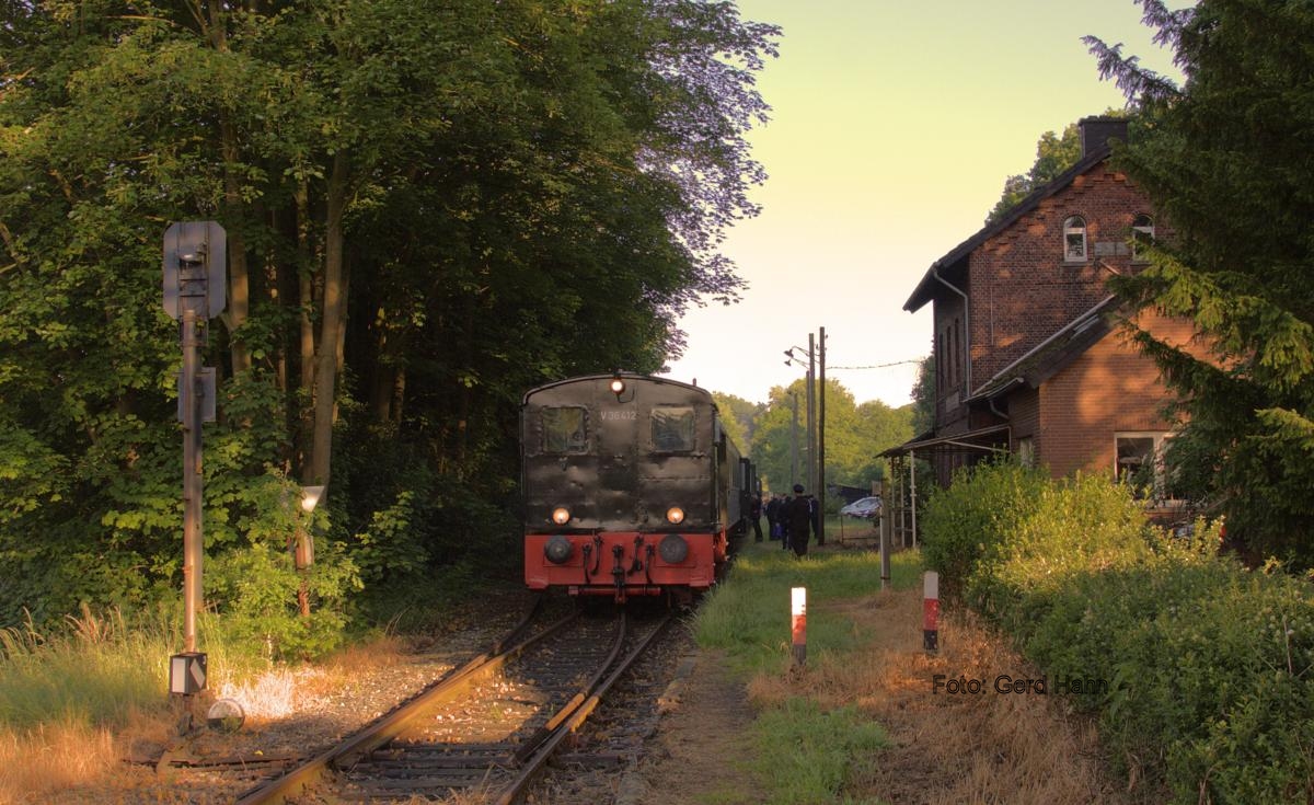 Würde nicht ab und an ein Sonderzug von Eisenbahn Tradition den Abschnitt der Teutoburger Wald Eisenbahn nach Tecklenburg befahren, wäre die Strecke schon längst zugewachsen. Am 24.05.2014 war es ein Sonderzug des ET mit einem ungewöhnlichen Zuglauf und Ziel. Es ging nach Hameln an die Weser. Zuglok für den Abschnitt Tecklenburg - Lienen war V 36412. 78468 lief als Schublok mit und übernahm später den Zug nach Hameln allein. Hier steht der Zug um 07.20 Uhr im 
Bahnhof Tecklenburg.