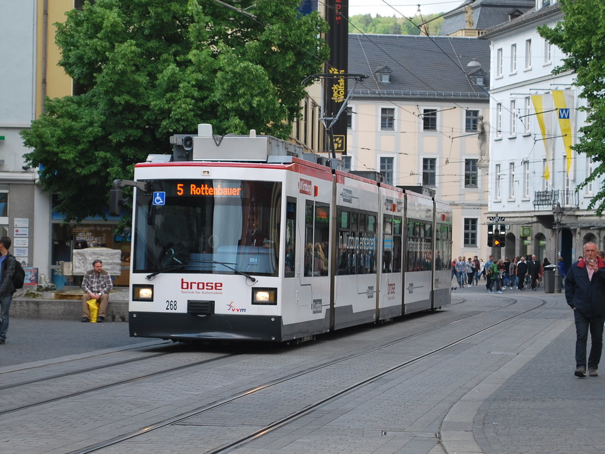 Würzburger Straßenbahn am 14. Mai 2016 durch die Fußgängerzone.