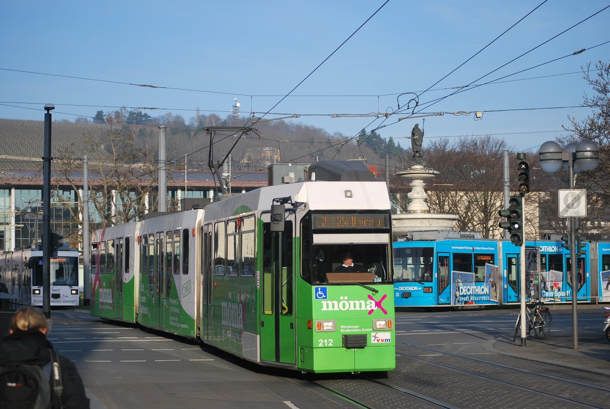 Würzburger Straßenbahn fährt vom Hautpbahnhof ab. 28. Dezember 2015.