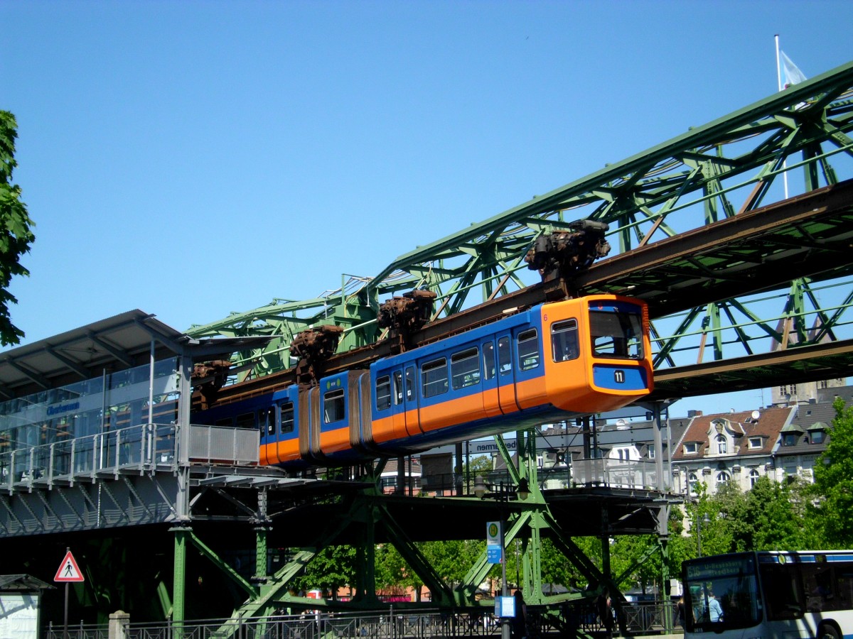 Wuppertaler Schwebebahn in Richtung Vohwinkel am Haltepunkt Oberbarmen Bahnhof.(5.6.2015)
