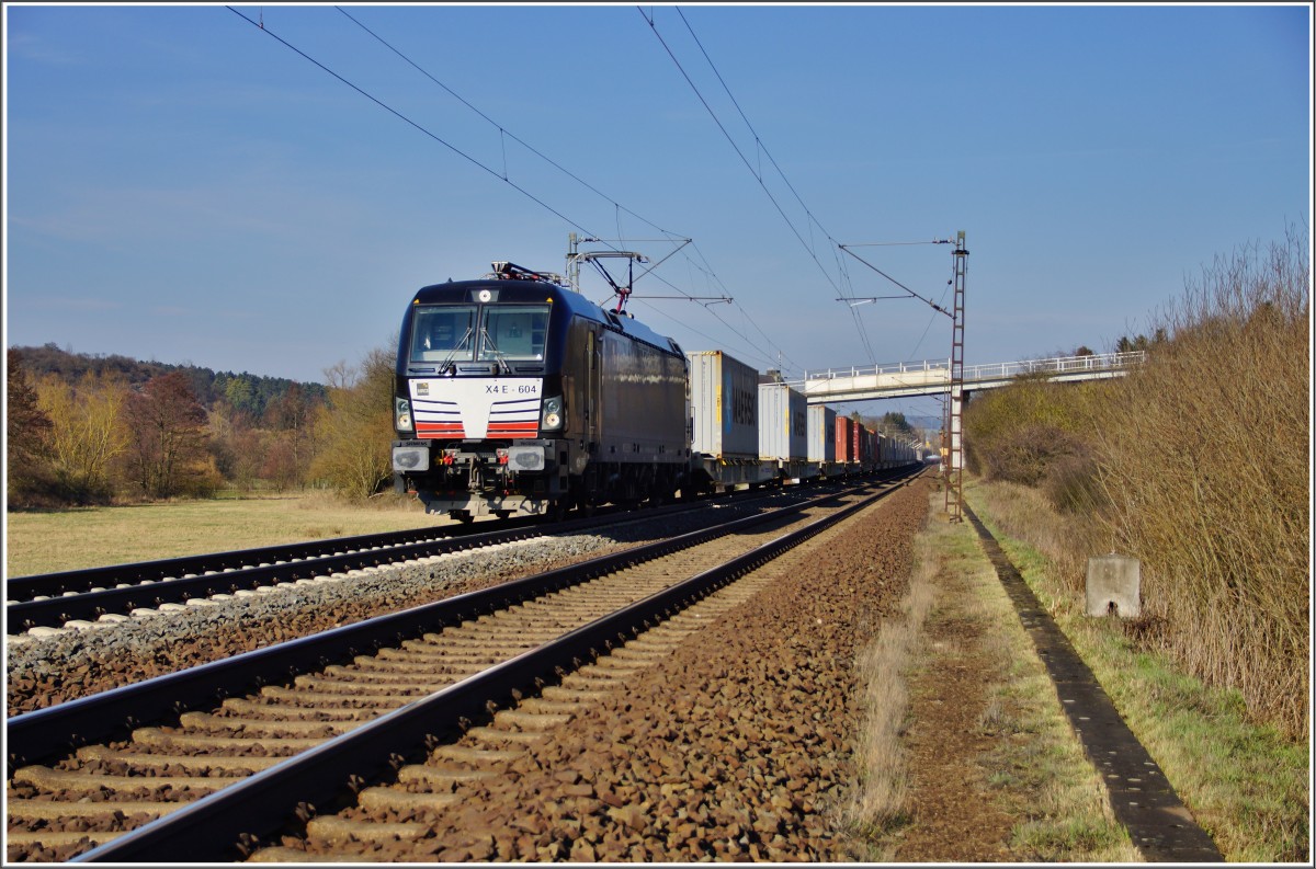 X 4 E-604 (193 604) von MRCE mit einen Containerzug zu sehen am 09.03.16 ist in Richtung Süden unterwegs gesehen bei Hünfeld.