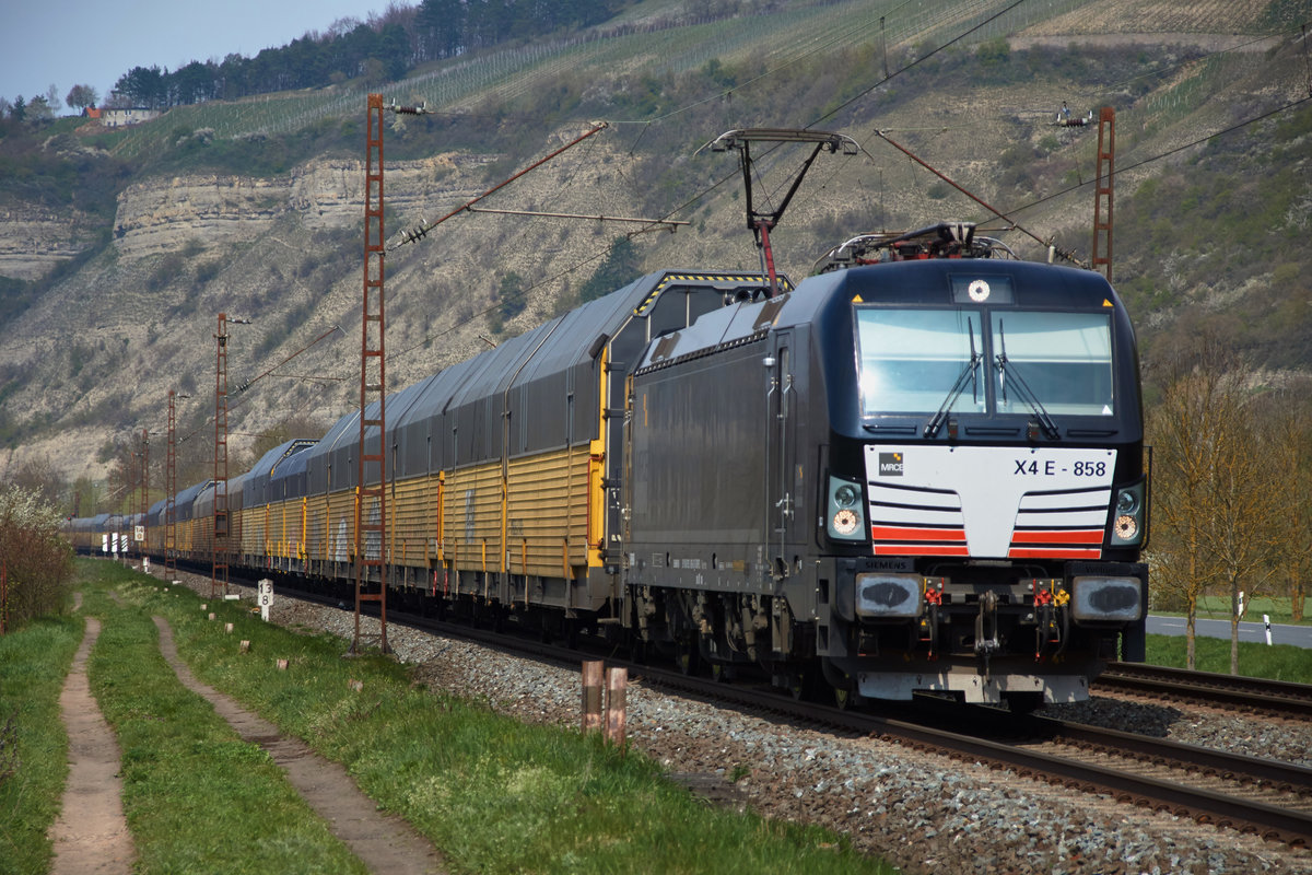 X 4E -858 (193 858) passiert mit eien Altmannzug am 12.04.16 Thüngersheim und ist in Richtung Würzburg unterwegs..
