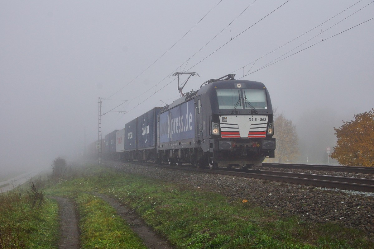 X 4E -863 von boxXpress hier zu sehen mit einen Containerzug in Richtung Süden bei Thüngersheim am 27.10.15.