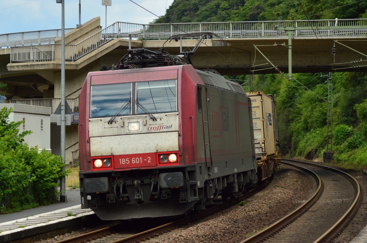 X-Rail 185 601-2 mit einem Kastelexpress durch den HP Hirzenach, rheinabwärtsfahrend am Sonntag den 15.6.2014