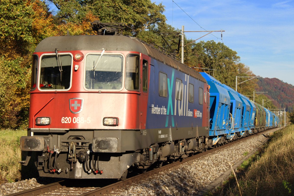 X-Rail Re 620 088-5  Linthal  fängt zwischen Embrach und Pfungen am Abend des 17. Oktober 2017 die letzten Sonnenstrahlen des Tages. Der Kieszug vekehrte dann weiter in Richtung Bülach.