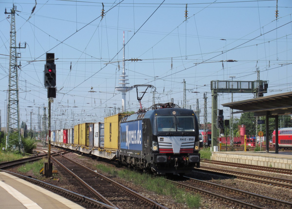 X4 E-850 von MRCE/BoxXpress zieht am 03.August 2015 einen Containerzug durch den Bremer Hauptbahnhof.