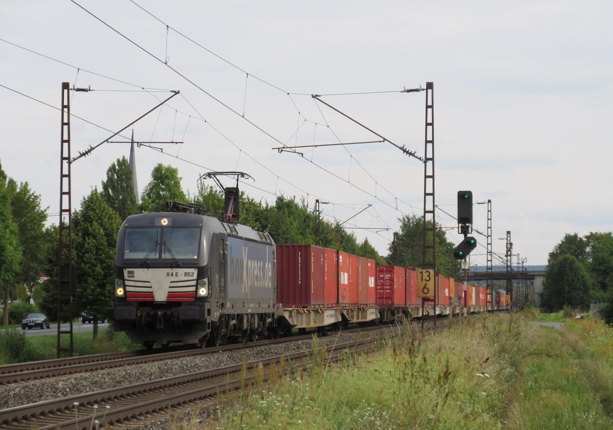 X4 E - 852 von BoxXpress zieht am 11.August 2016 einen Containerzug bei Thngersheim in Richtung Gemnden(Main).