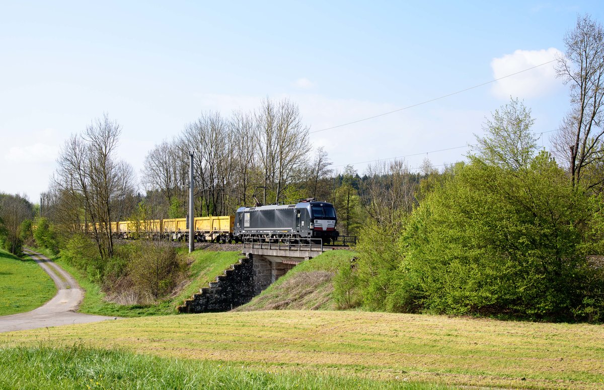 X4 E-859(193 859)mit Abraumzug nach Wilhemsglück bei Oppenweiler am 29.4.2017.