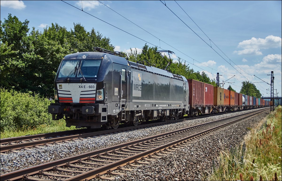 X4E -603 ist mit einen Containerzug bei Thüngersheim am 05.07.2017 unterwegs.