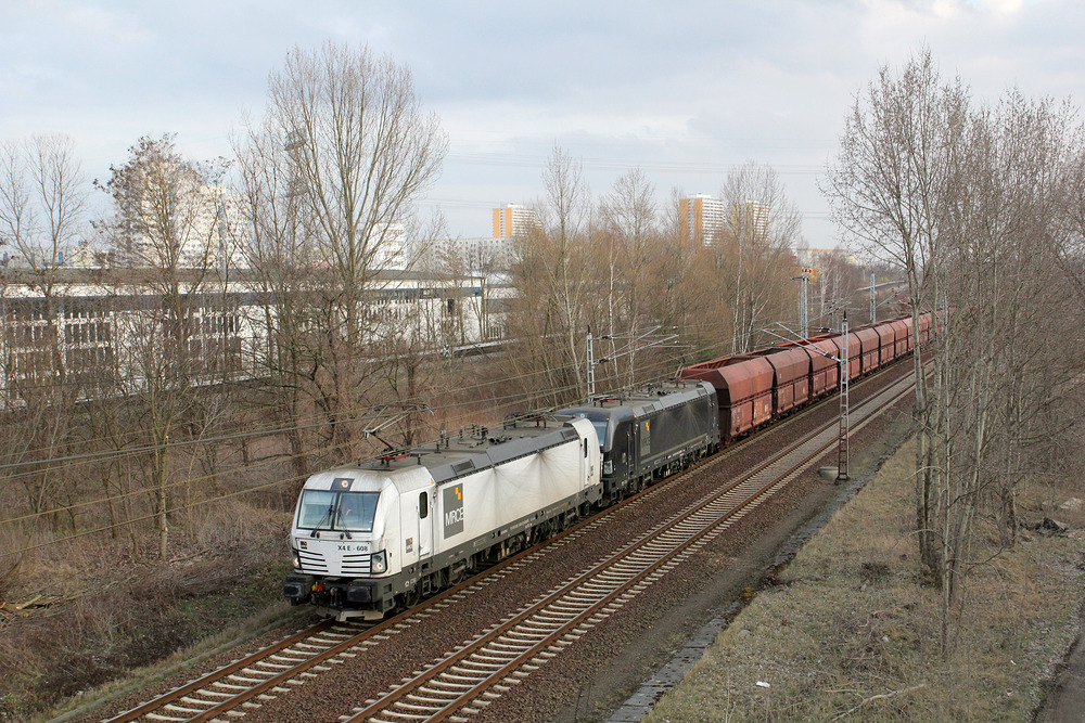 X4E-608 und ein weiterer Vectron auf dem Weg von Ziltendorf EKO nach Hamburg.
Aufgenommen am Berliner Außenring am 24.03.2016.