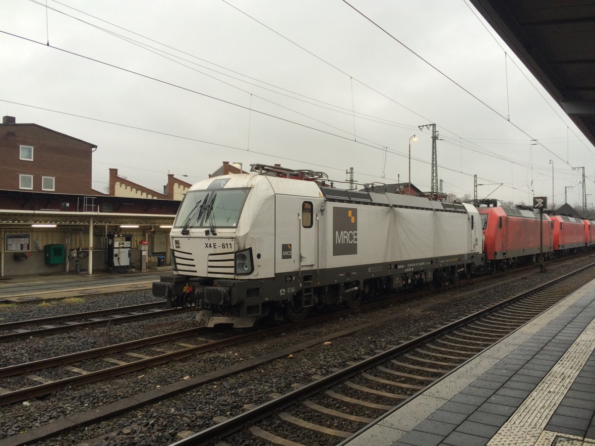 X4E-611 (91 80 6193 611 D-DISPO) mit sieben weiteren Loks im Bahnhof Bebra.
Gesehen am 25.01.16 