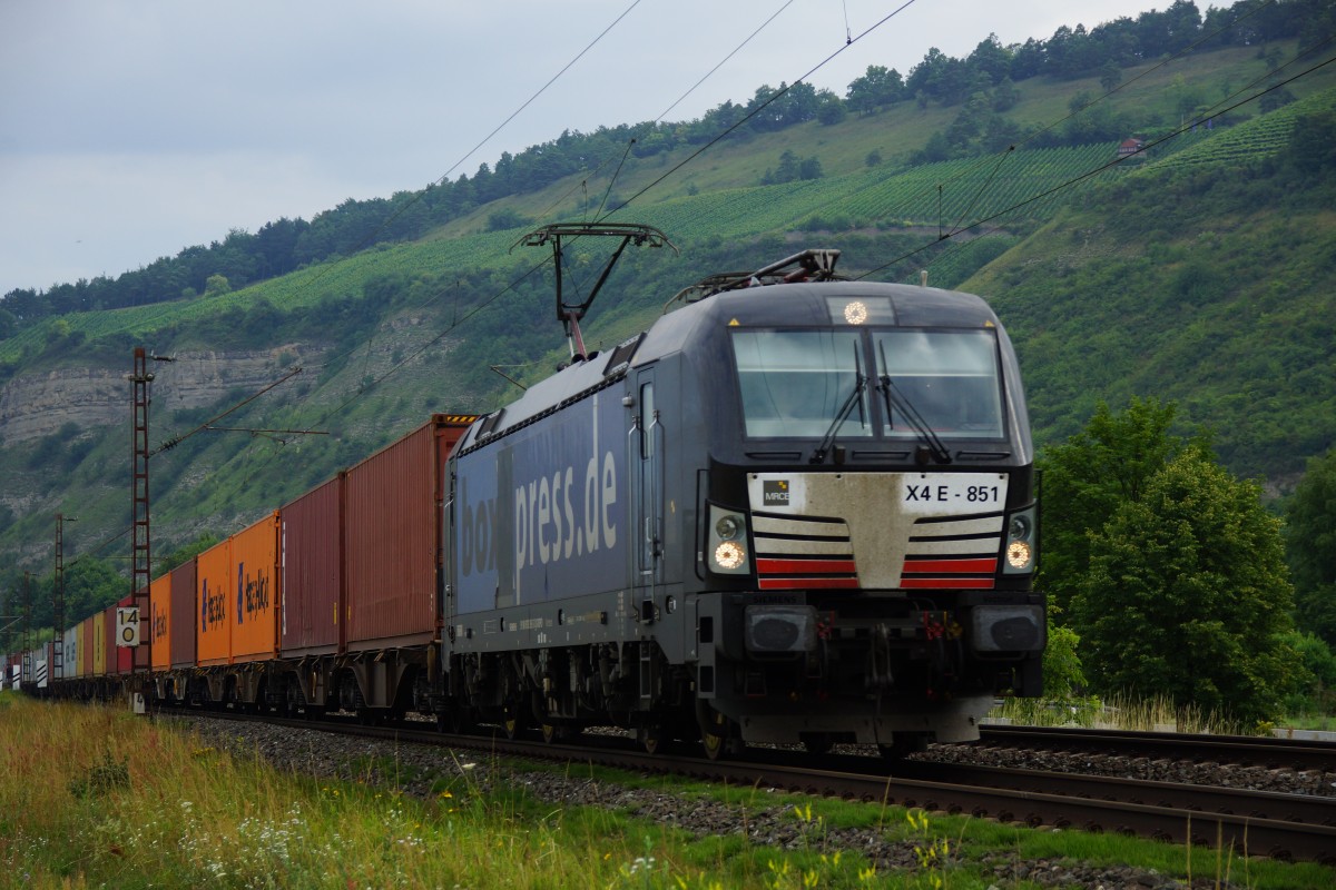 X4E -851 (193 851-3) mit einen Containerzug bei Thüngersheim am 16.07.14.
