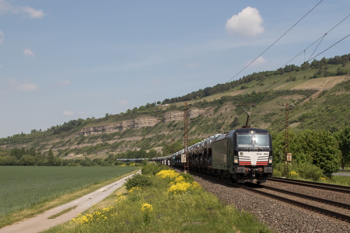 X4E - 856 mit einem Autozug am 14. Mai 2015 bei Thüngersheim.