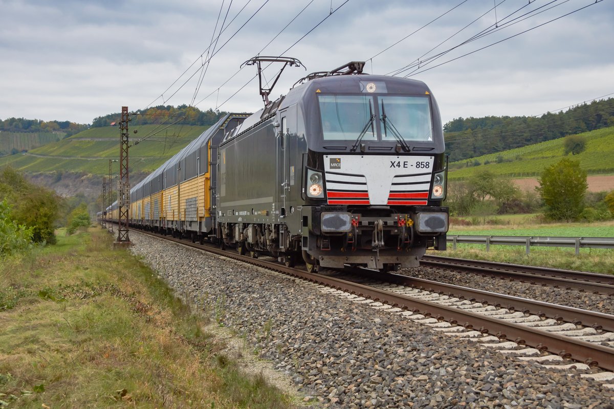 X4E-858 (193 858) passiert mit einen Altmann Zug Himmelstadt am 13.10.16 und ist in Richtung Süden unterwegs.