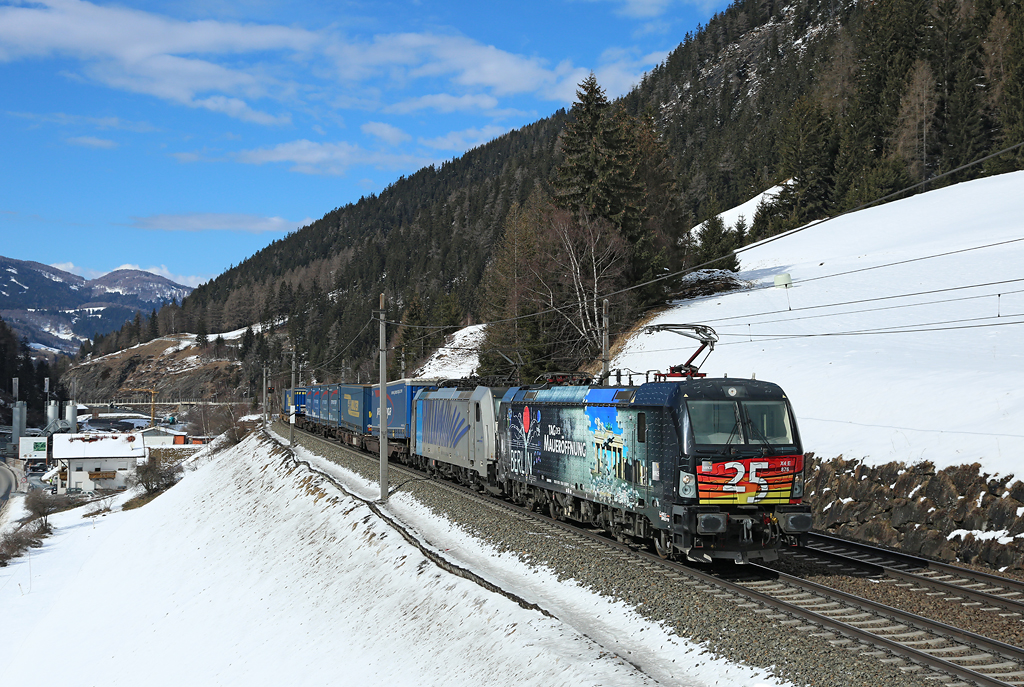 X4E 87 & 186 106 pass Wolf whilst working a Hamburg Port-Verona container train, 10 March 2016