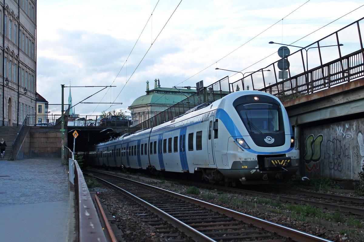 X60 6073 A2 am 29.05.2015 auf dem südlichen Teil der Centralbron in Richtung Söderledstunneln.