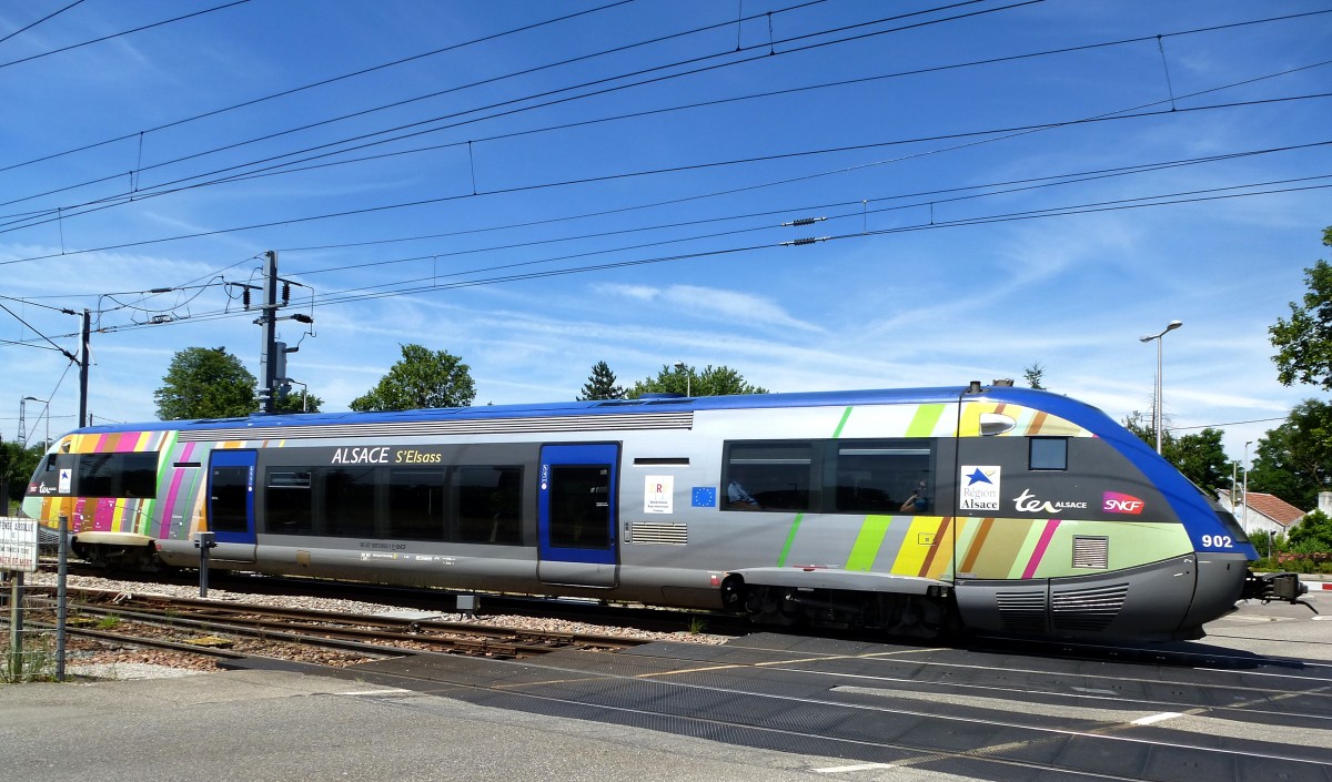 X73900  Blauwal  am beschrankten Bahnbergang in Bantzenheim/Elas, Juni 2015