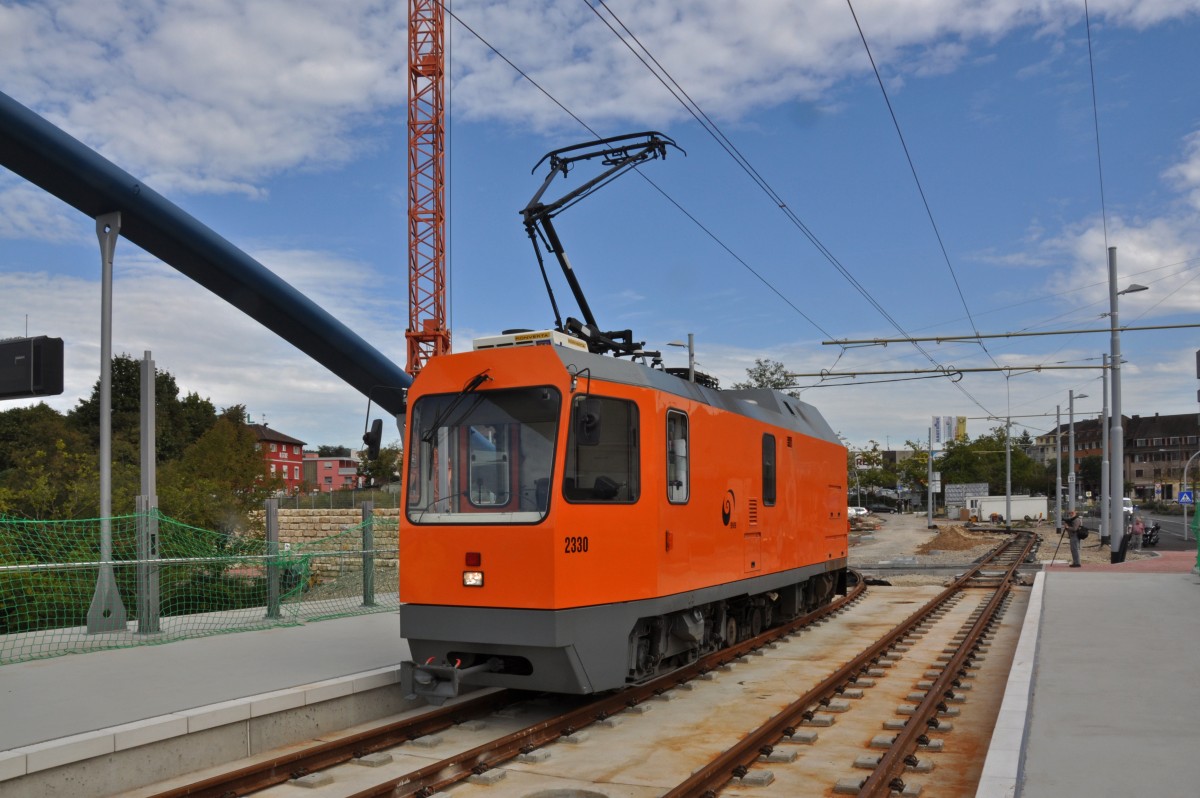 Xe 4/4 2330 steht auf der neuen Brücke, die über den Bahnhof Weil am Rhein führt. Die Aufnahme stammt vom 29.09.2014.
