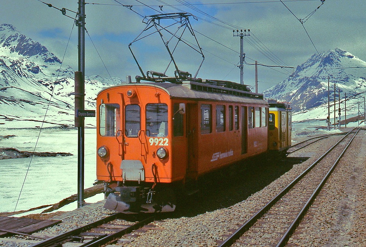 Xe 4/4 9922 (ex ABDe 4/4 38, SIG/Alioth 1911) der Berninabahn im März 1996 in Ospizio Bernina. Der Triebwagen wurde leider im vergangenen Jahr abgebrochen.