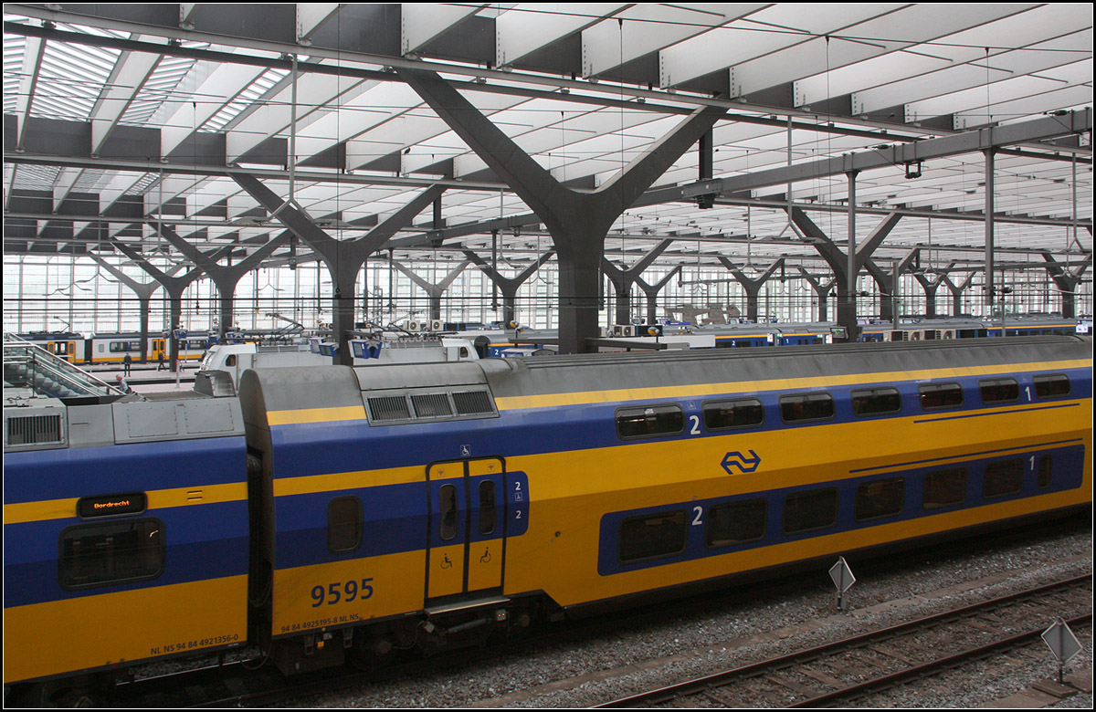 Y-förmige Stützen tragen das Dach -

Moderner Bahnhof Rotterdam Centraal.

21.06.2016 (M)
