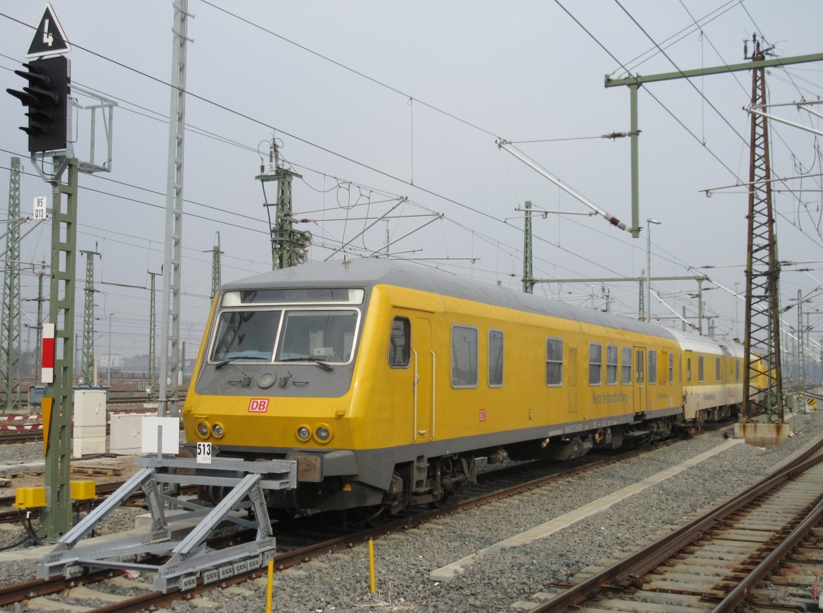 y-Steuerwagen 80 9360 004-2 von DB Netz Instandhaltung steht am 21.Mrz 2015 mit einem weiteren Messwagen und einer 218er im Leipziger Hbf.