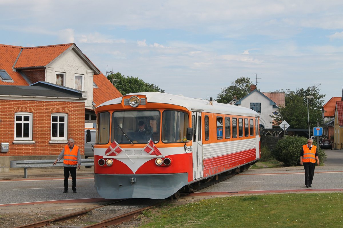 Ym 15  Fjorden  der Lemviger Bjergbanen mit Lokalzug Tog 2 Lemvig Haven-Lemvig Bahnhof in Lemvig am 3-8-2015.