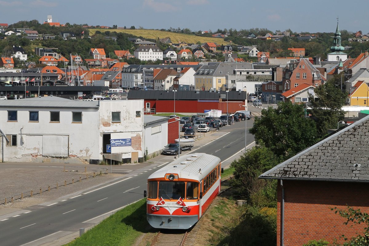 Ym 15  Fjorden  der Lemviger Bjergbanen mit Lokalzug Tog 11 Lemvig Bahnhof-Lemvig Hafen in Lemvig am 6-8-2015.