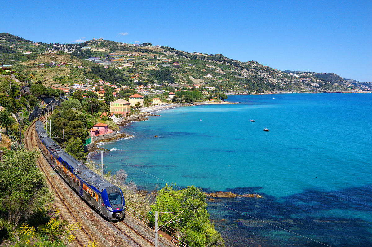 Z 55701 mit TER 86036 fährt zwischen Ventimiglia und Menton, entlang des ligurisches Meeres - 29.04.2017