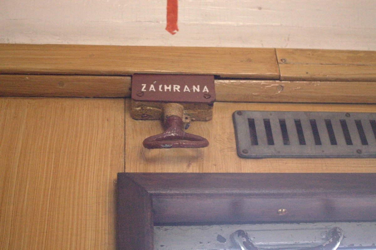  Zachrana  drfte wohl Notbremse heien? Dieses Detail fiel mir im Dampfzug 475179 von Prag Branik nach Melnik auf, 25.04.2015, 07:55 Uhr